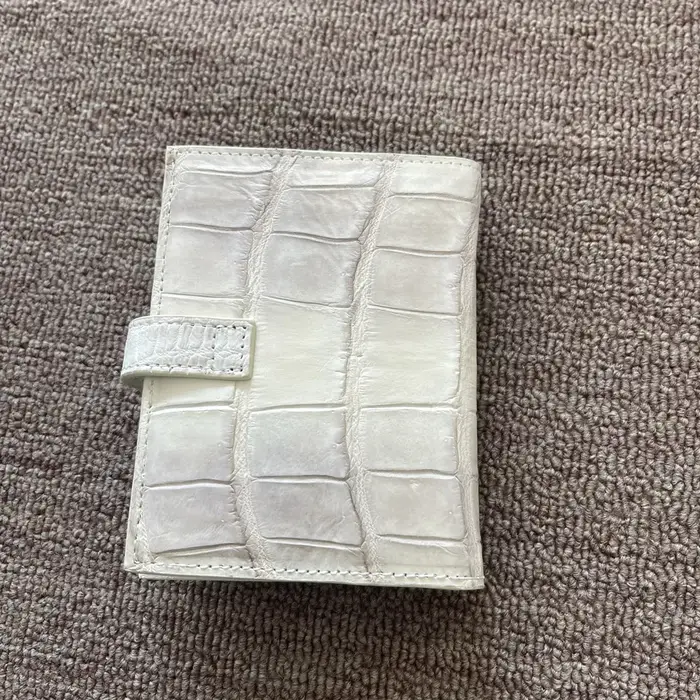 Portefeuille pour femme en cuir de crocodile blanc de l'Himalaya
