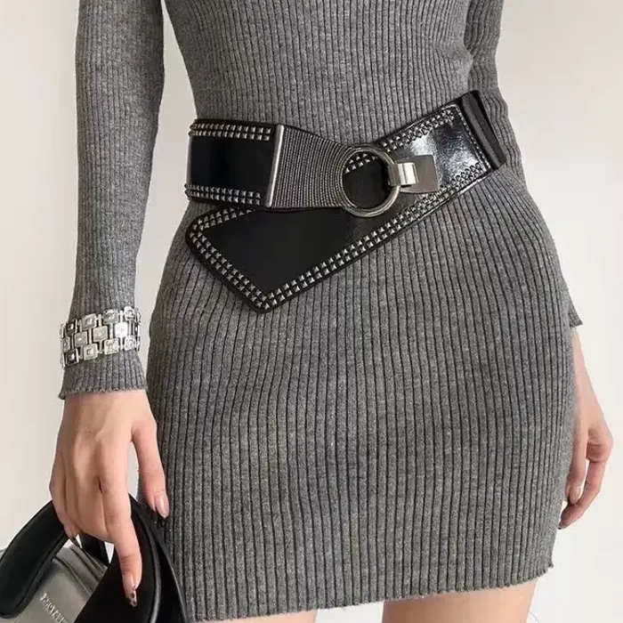 Ceinture large pour femmes avec rivets de style punk pour une utilisation polyvalente avec des robes ; élastique et tendance.