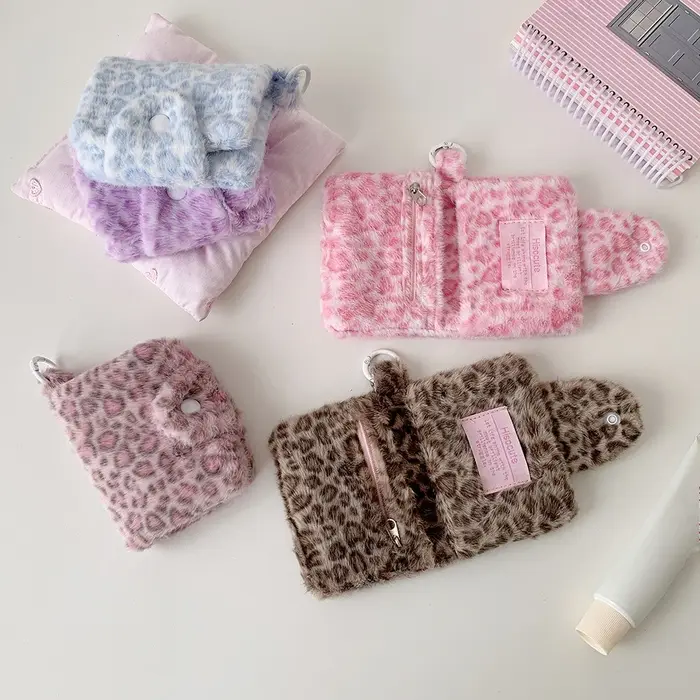Porte-monnaie en peluche motif léopard