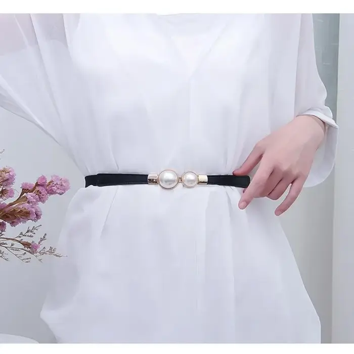 Une ceinture mince pour la robe