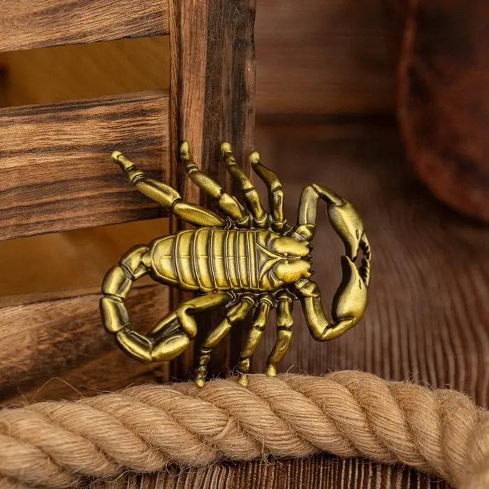 Une boucle de ceinture Scorpion Doré