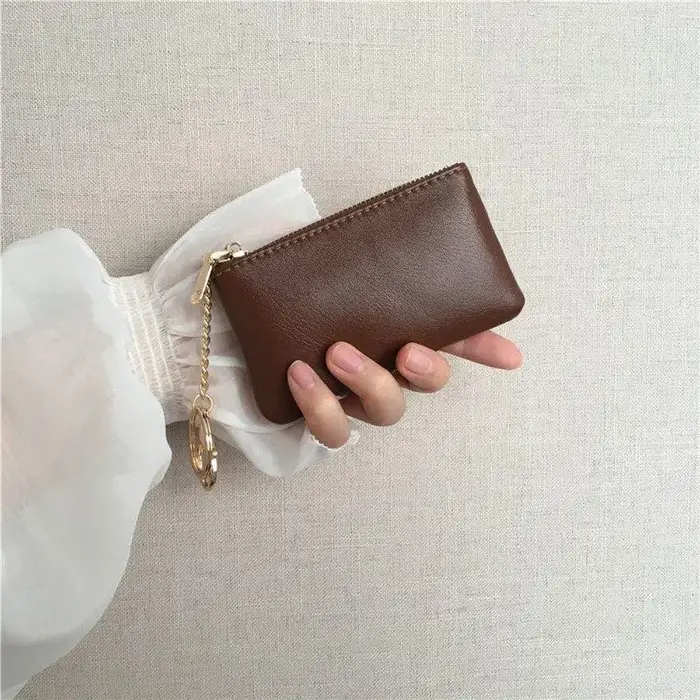 Mini porte-monnaie en cuir PU avec porte-clés doré et fermeture éclair lisse, parfait pour un usage