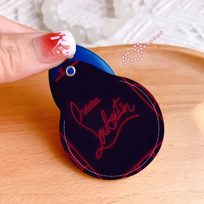 Porte-clés de luxe en cuir avec logo Christian Louboutin