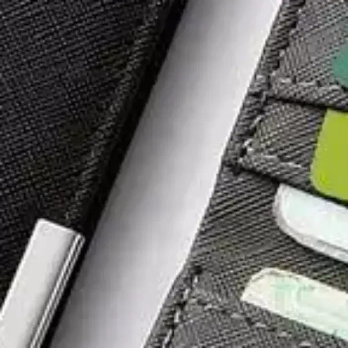 Portefeuille fin en similicuir noir de style professionnel avec plusieurs emplacements pour cartes