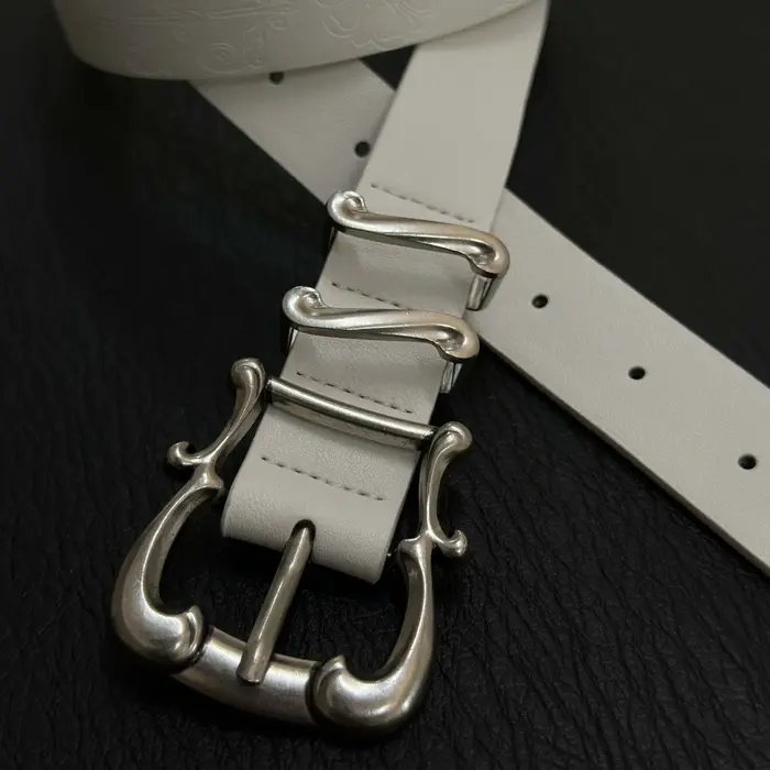 Ceinture blanche sculptée avec motifs délicats