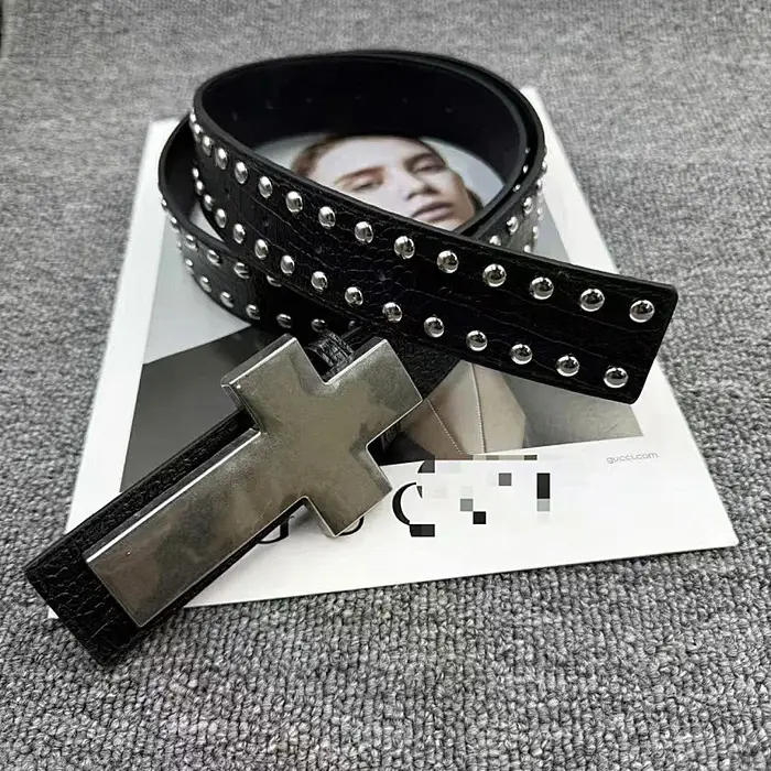 Ceinture croisée en métal cloutée à motif craquelé