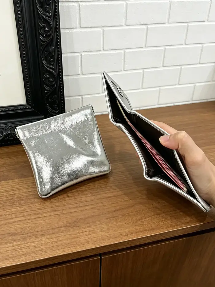 Portefeuille tri-pliant en PU argenté effet froissé + pochette escamotable