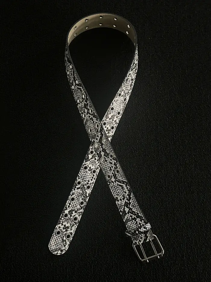 Ceinture vintage punk à imprimé serpent, texture cuir noir et blanc, accessoire polyvalent pour les 