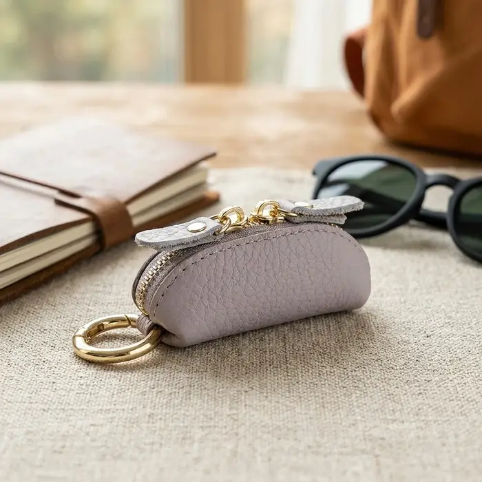 Porte-monnaie compact en cuir avec fermeture éclair sécurisée et porte-clés