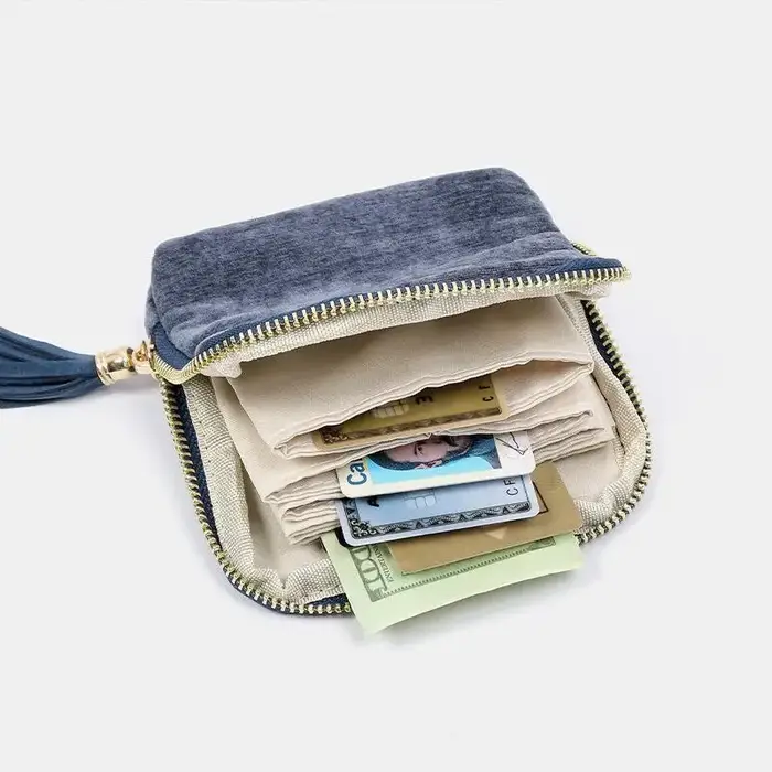 Mini porte-monnaie en velours avec fermeture éclair dorée et pompon