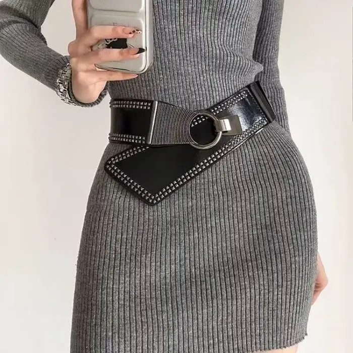 Ceinture large pour femmes avec rivets de style punk pour une utilisation polyvalente avec des robes ; élastique et tendance.