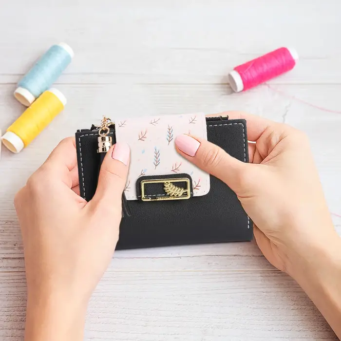 Portefeuille court à pompon en cuir Pu pour femmes