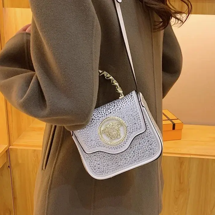 Pochette classique inspirée des créateurs, convertible en sac bandoulière, avec un style parisien et