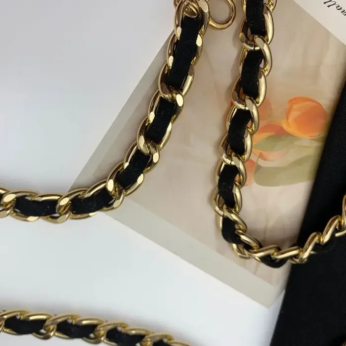 Ceinture chaîne en cuir dorée pour femme