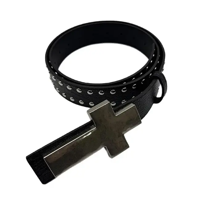 Ceinture croisée en métal cloutée à motif craquelé
