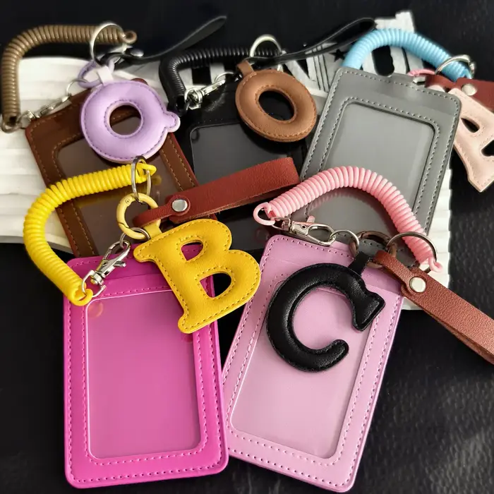 Porte-cartes en cuir avec lettres anglaises dans des schémas de couleur de dopamine