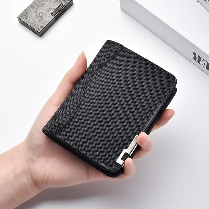 Portefeuille minimaliste pour homme avec accents métalliques et design uni