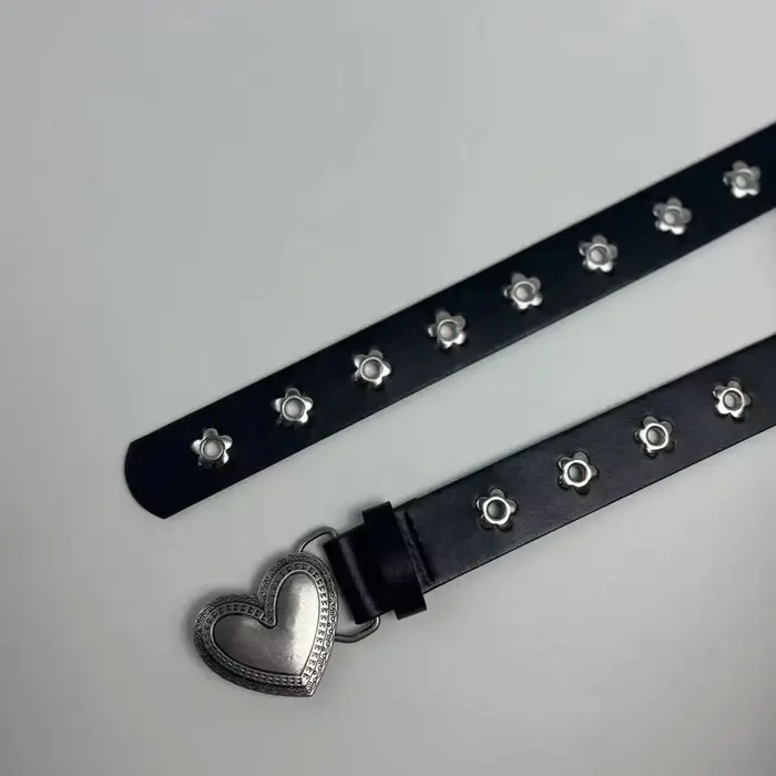Ceinture pour femme avec boucle en forme de cœur