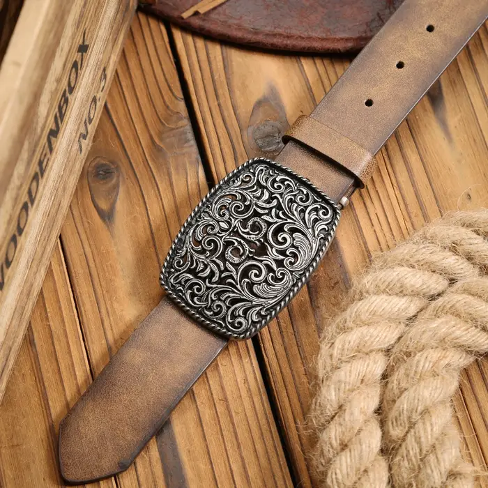 Une ceinture en PU à boucle occidentale adaptée aux hommes et aux femmes