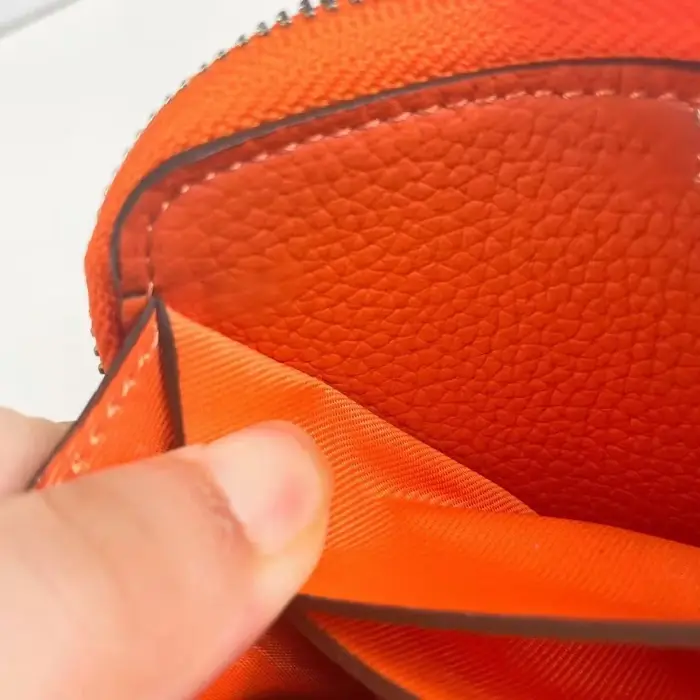 Conçu pour les porte-cartes en cuir véritable – méticuleusement fabriqué à partir de cuir Togo ou Ep