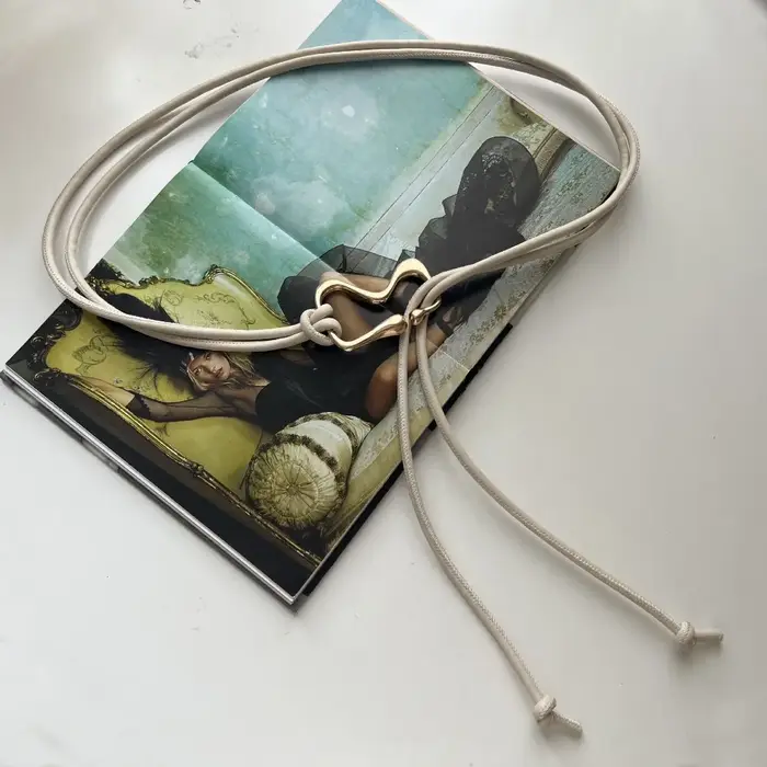 Ceinture fine en cuir PU pour femmes
