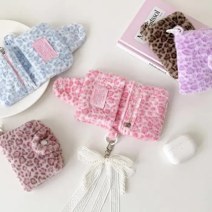 Porte-monnaie en peluche à imprimé léopard avec fermeture à pression