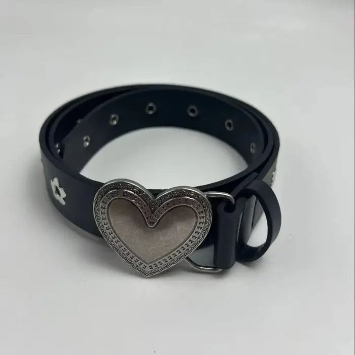 Ceinture pour femme avec boucle en forme de cœur