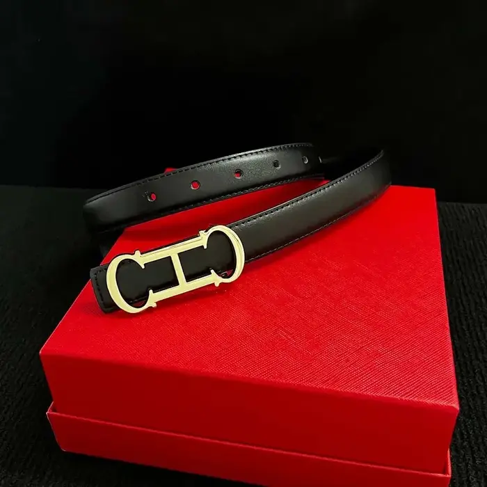Ceinture pour femme de 25 mm de conception nouvelle avec une élégante boucle en lettres dorées, adap