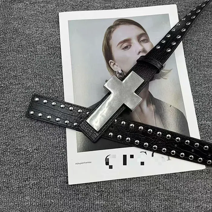 Ceinture croisée en métal cloutée à motif craquelé