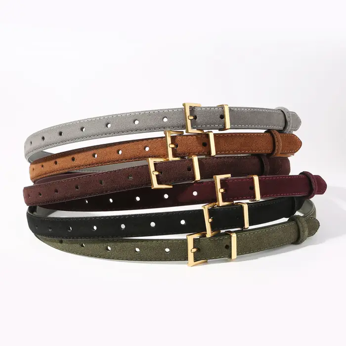 Ceinture en cuir suédé bordeaux pour femme avec boucle dorée