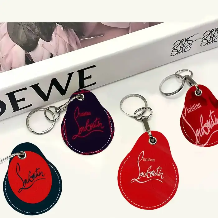 Porte-clés de luxe en cuir avec logo Christian Louboutin