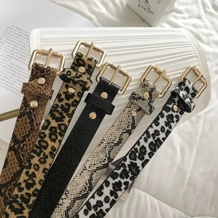 Ceinture fine à motif serpent avec boucle carrée léopard