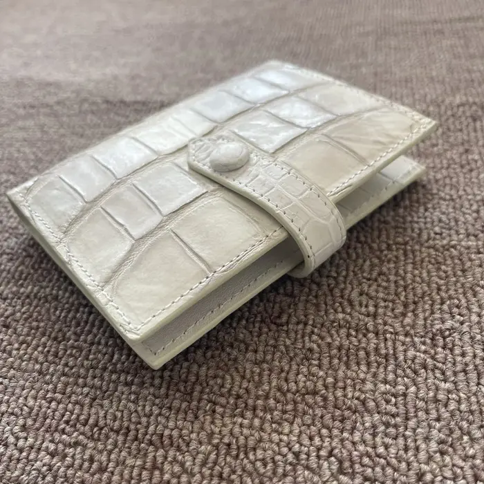 Portefeuille pour femme en cuir de crocodile blanc de l'Himalaya