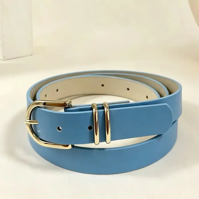 Une ceinture pour femme en bleu pur avec doubles boucles en métal, simple et polyvalente, parfaite pour les vacances et les loisirs, style bohème.