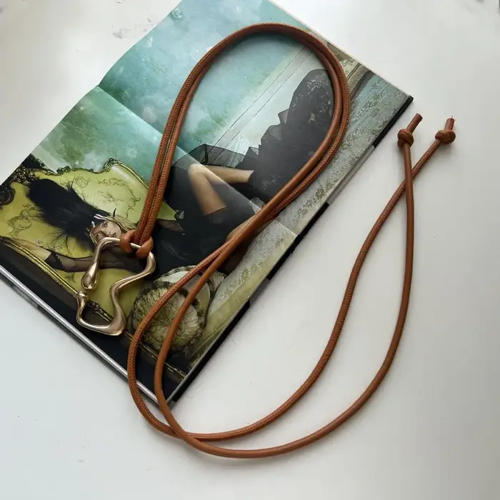 Ceinture fine en cuir PU pour femmes