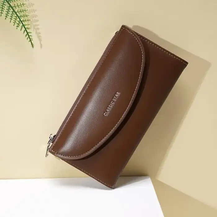 Portefeuille long pour femme en cuir vegan marron avec plusieurs emplacements pour cartes et fermeture éclair sécurisée