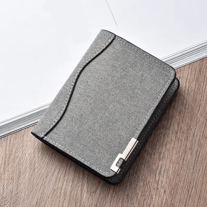Portefeuille minimaliste pour homme avec accents métalliques et design uni