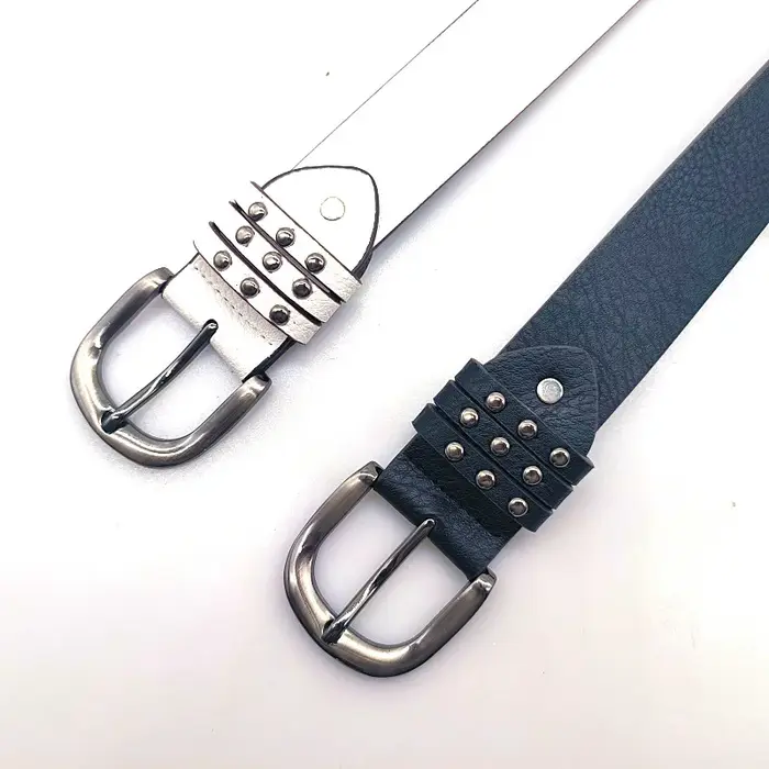 Ceinture en cuir cloutée avec boucle