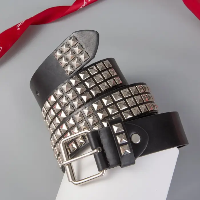 Ceinture à rivets carrés et perles